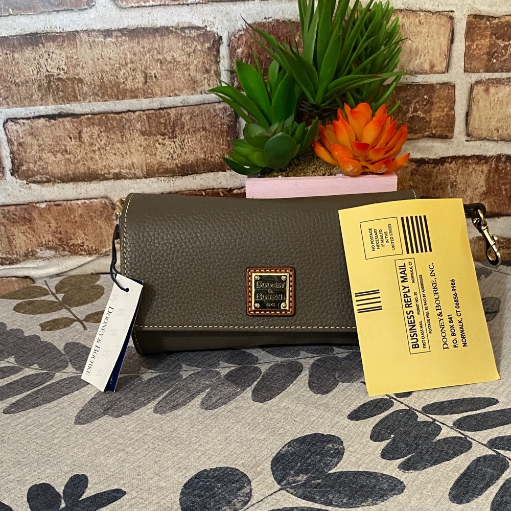 Dooney & Bourke elephant 🐘 gray crossbody clutch wallet